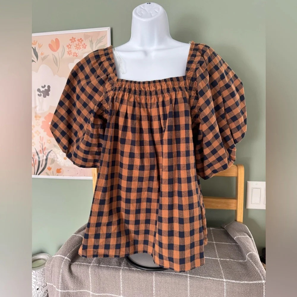 Entro size Medium cute checkered puff sleeve top